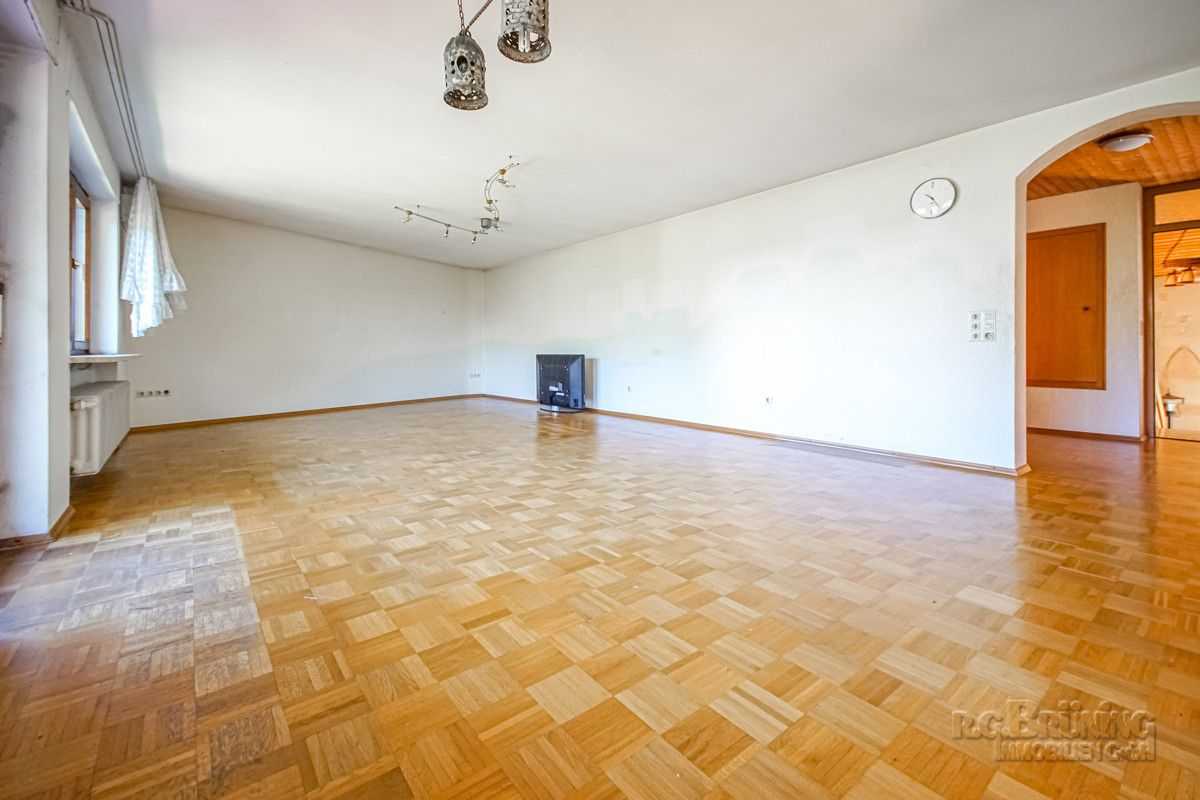 Salon/ salle à manger avec sortie sur la terrasse orientée sud