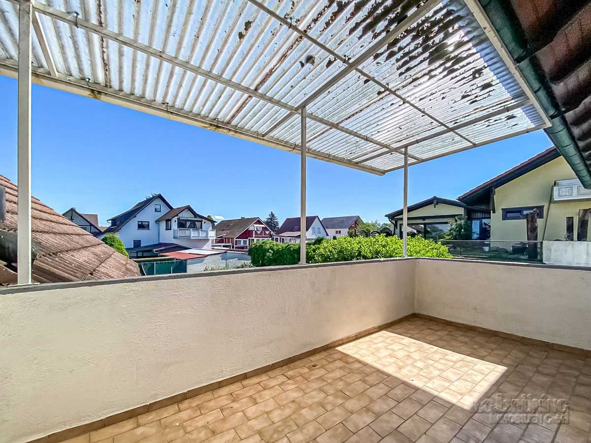 Überdachter Balkon zum Garten ausgerichtet