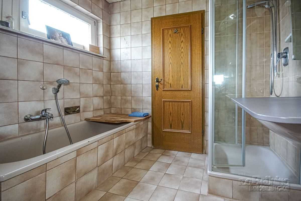 Salle de bains avec douche et baignoire séparées